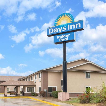Days Inn By Wyndham Topeka Esterno foto