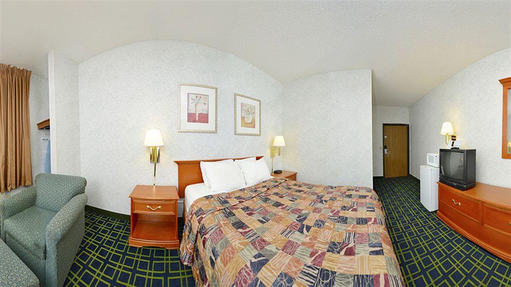 Days Inn By Wyndham Topeka Esterno foto