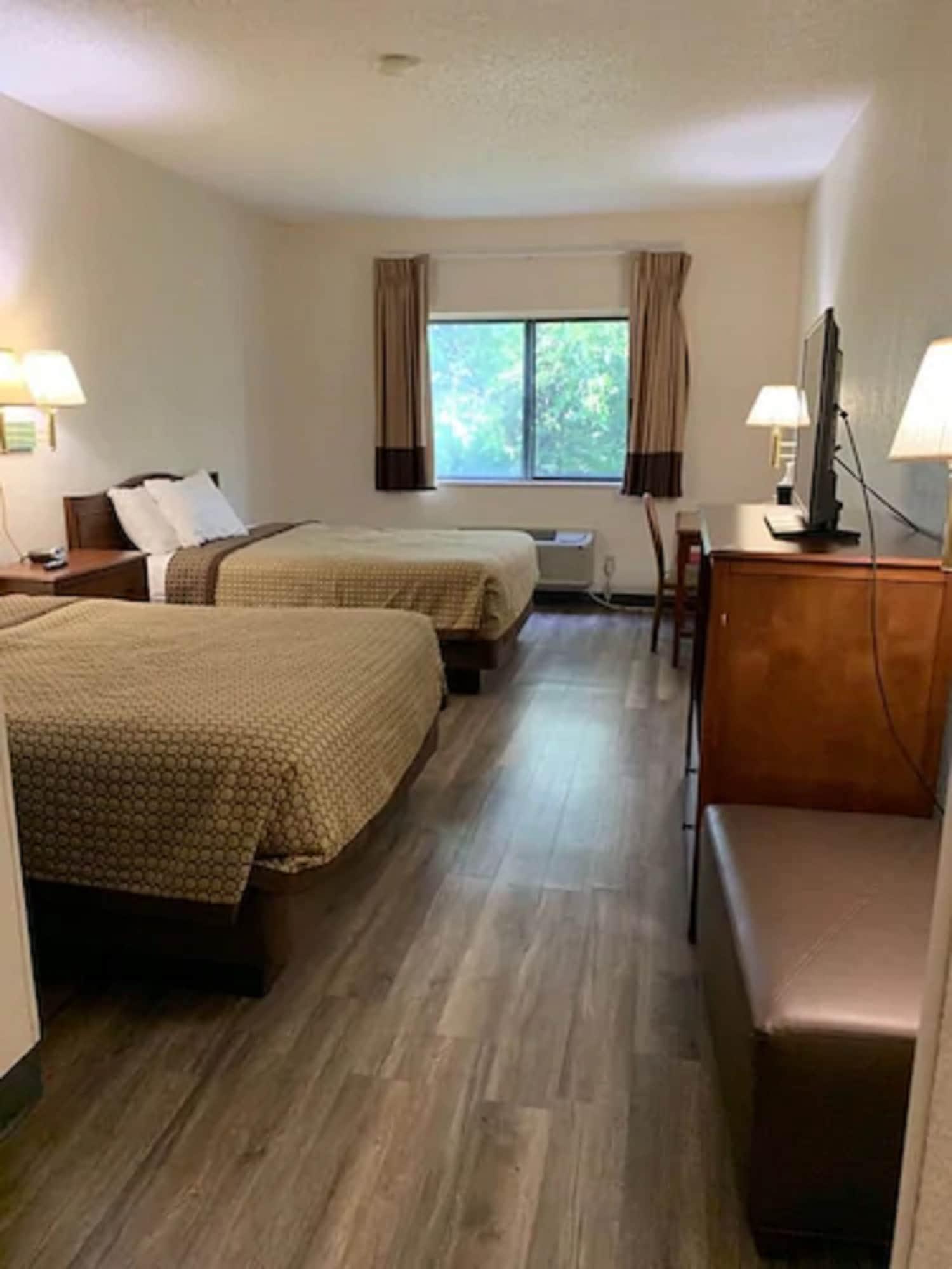 Days Inn By Wyndham Topeka Esterno foto