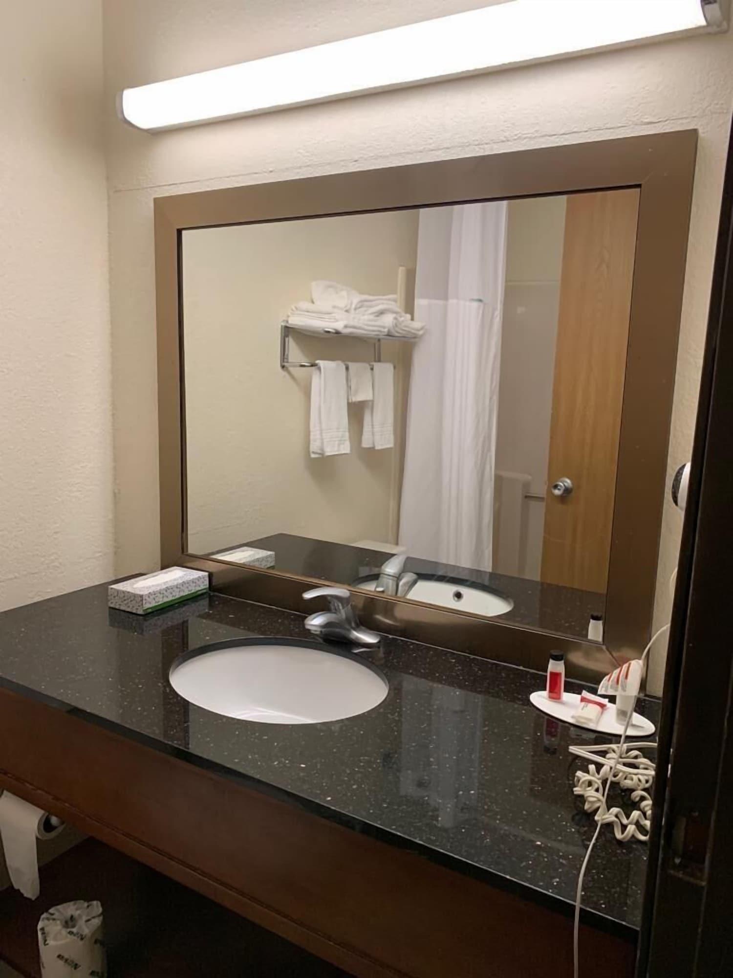 Days Inn By Wyndham Topeka Esterno foto