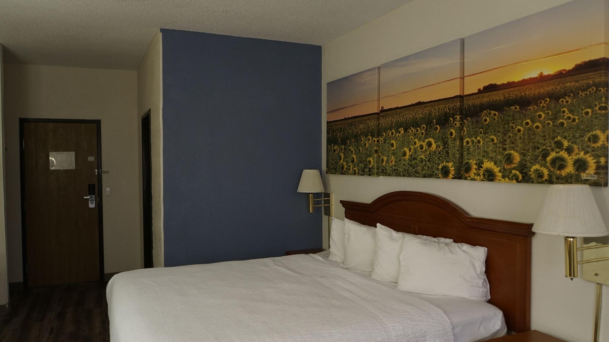 Days Inn By Wyndham Topeka Esterno foto