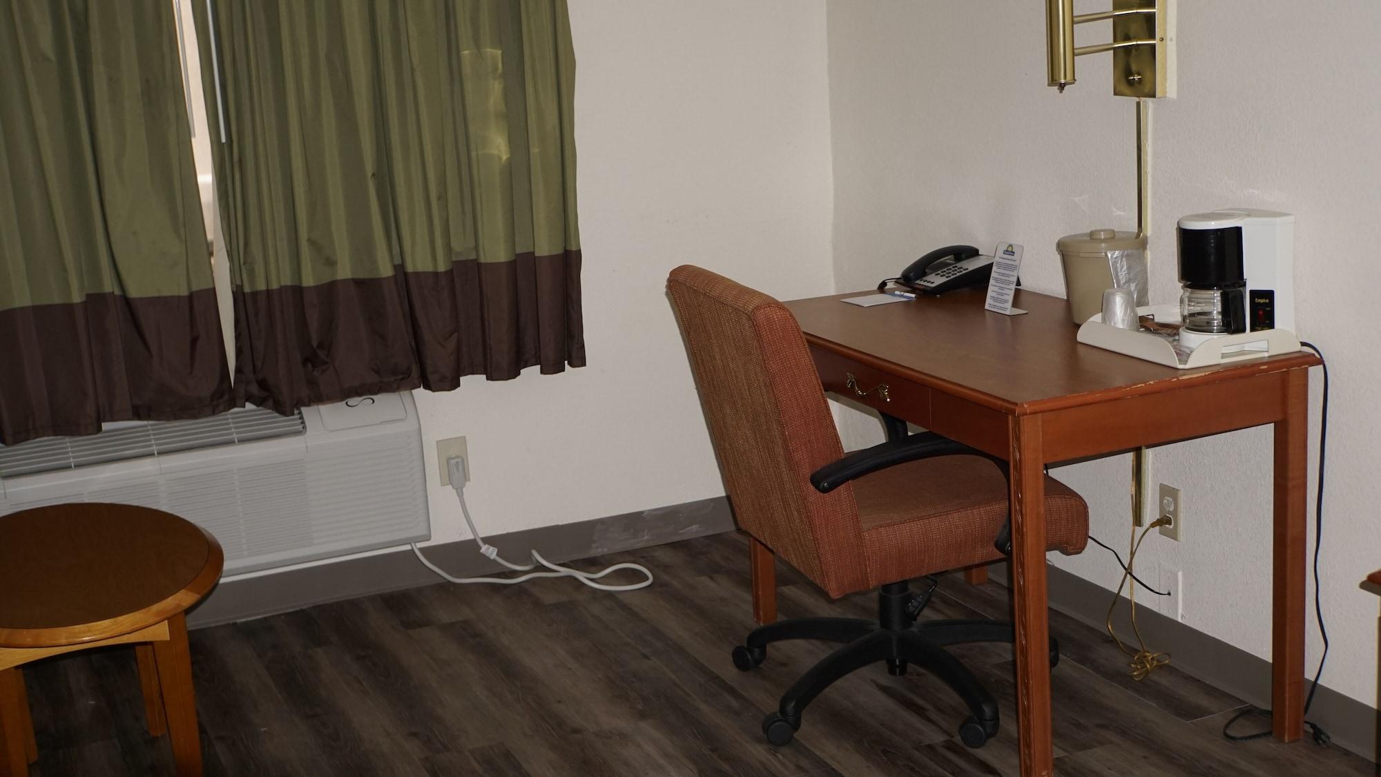 Days Inn By Wyndham Topeka Esterno foto