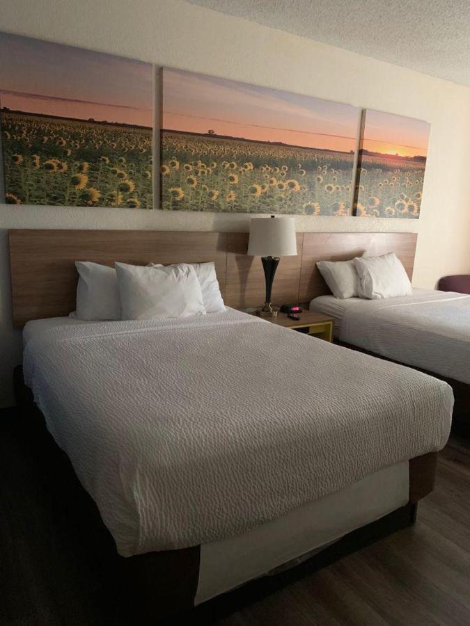 Days Inn By Wyndham Topeka Esterno foto