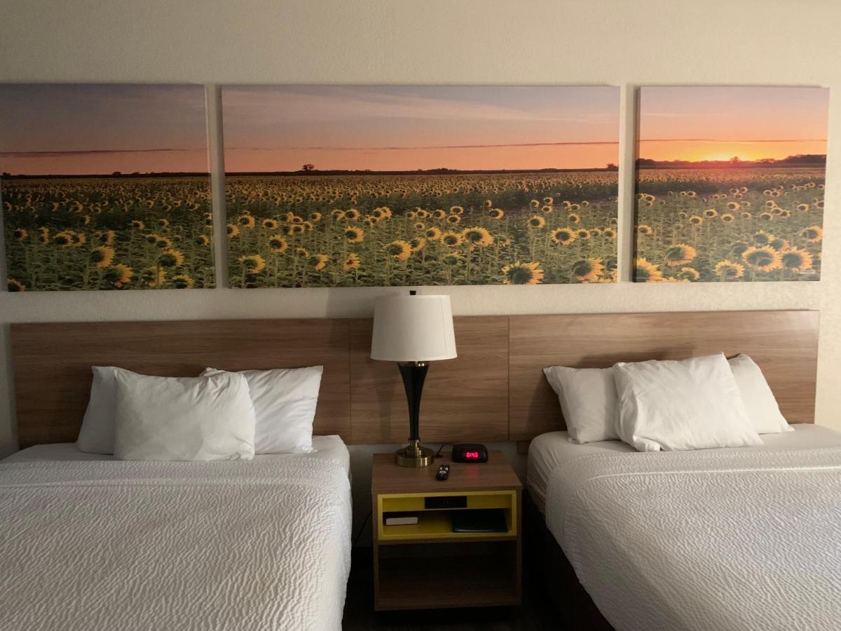 Days Inn By Wyndham Topeka Esterno foto