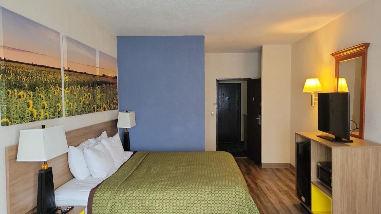 Days Inn By Wyndham Topeka Esterno foto