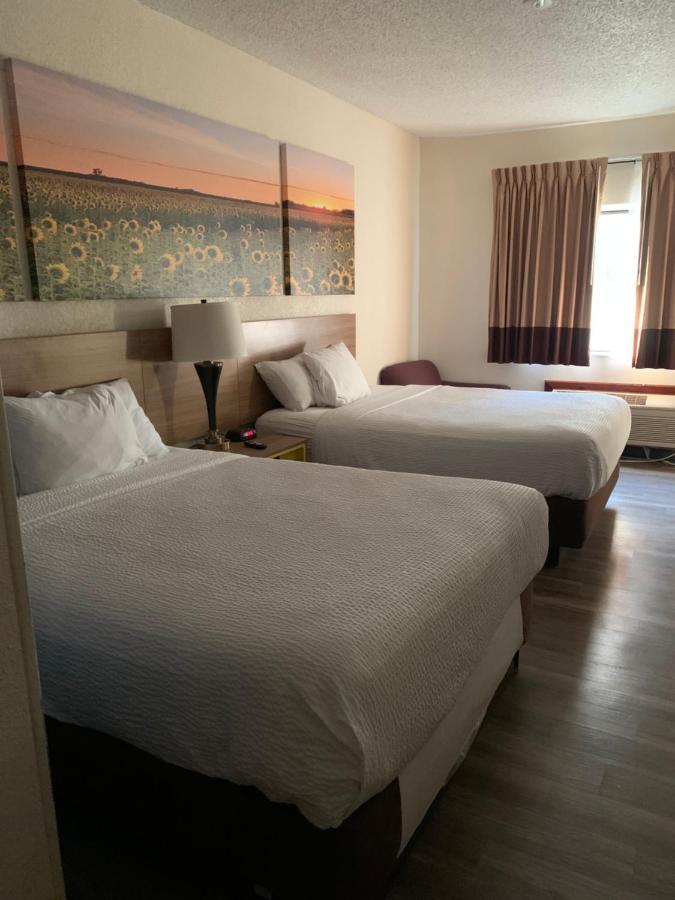 Days Inn By Wyndham Topeka Esterno foto