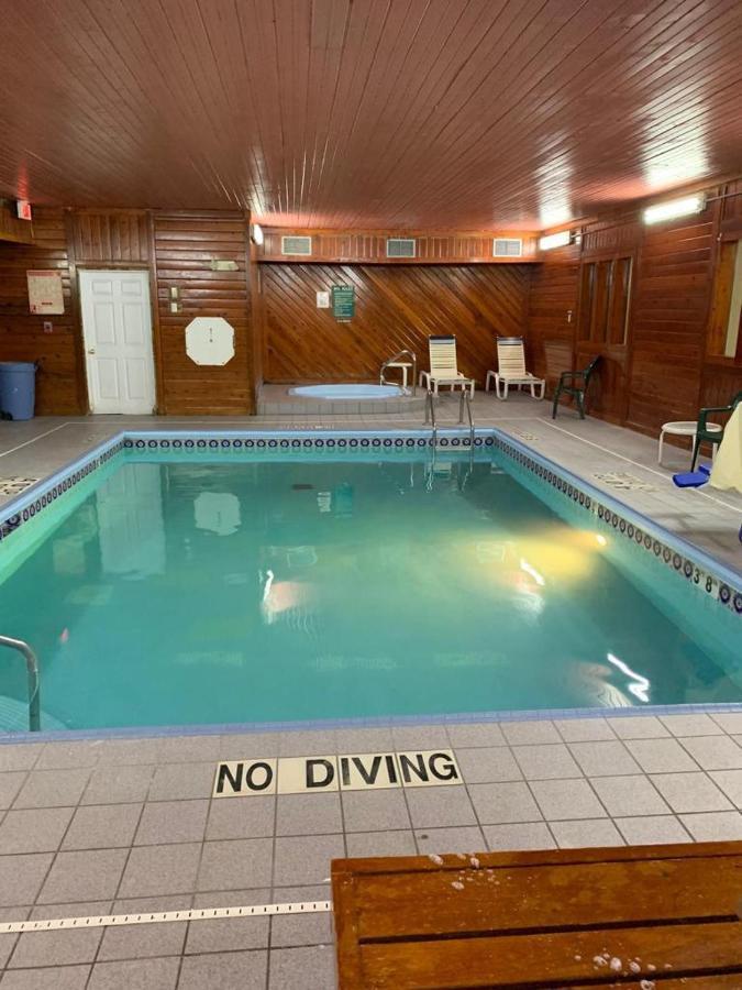 Days Inn By Wyndham Topeka Esterno foto