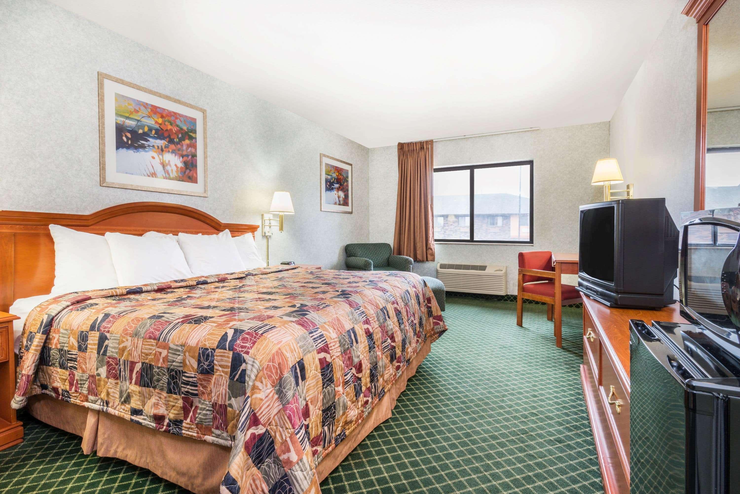 Days Inn By Wyndham Topeka Esterno foto