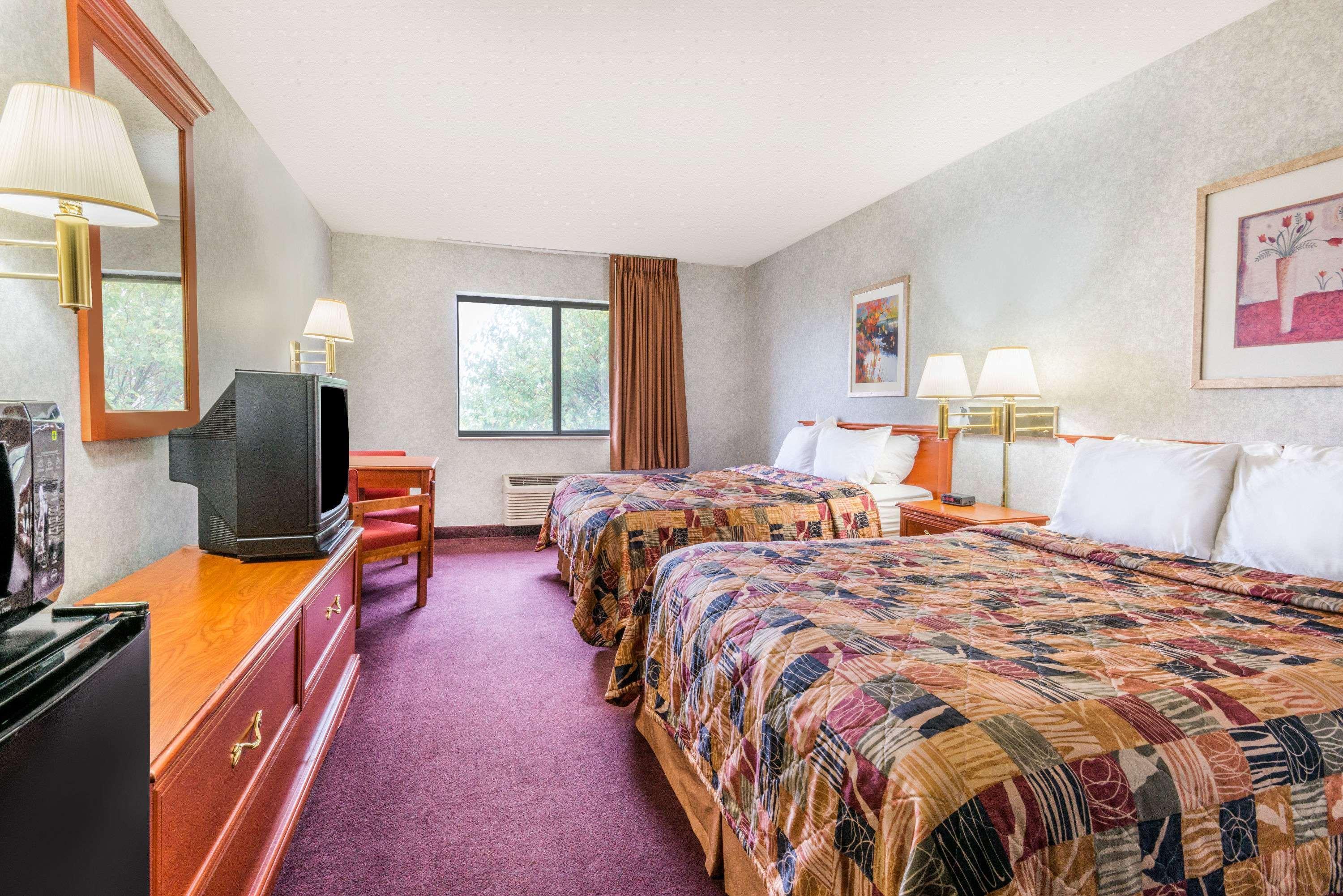 Days Inn By Wyndham Topeka Esterno foto