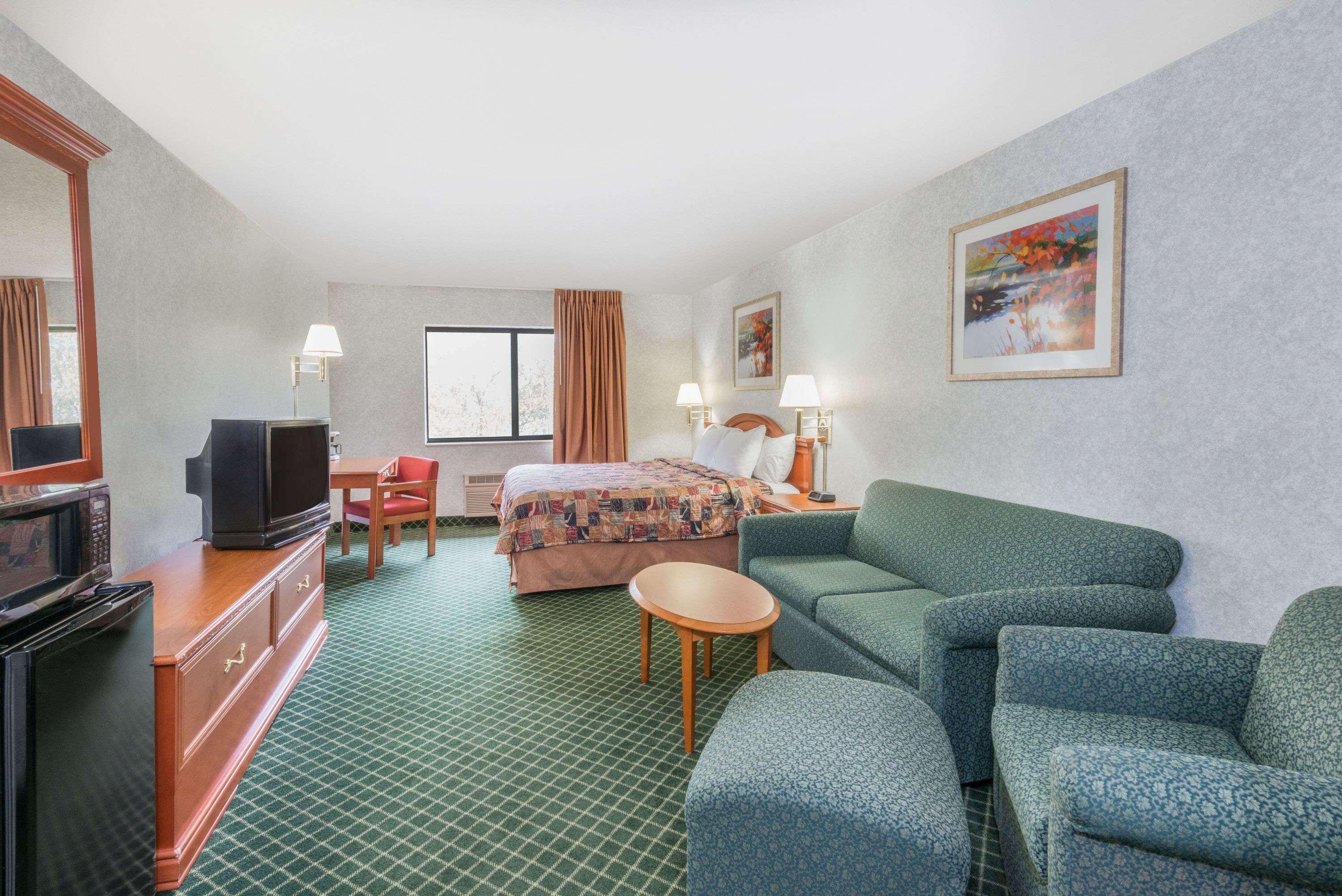 Days Inn By Wyndham Topeka Esterno foto