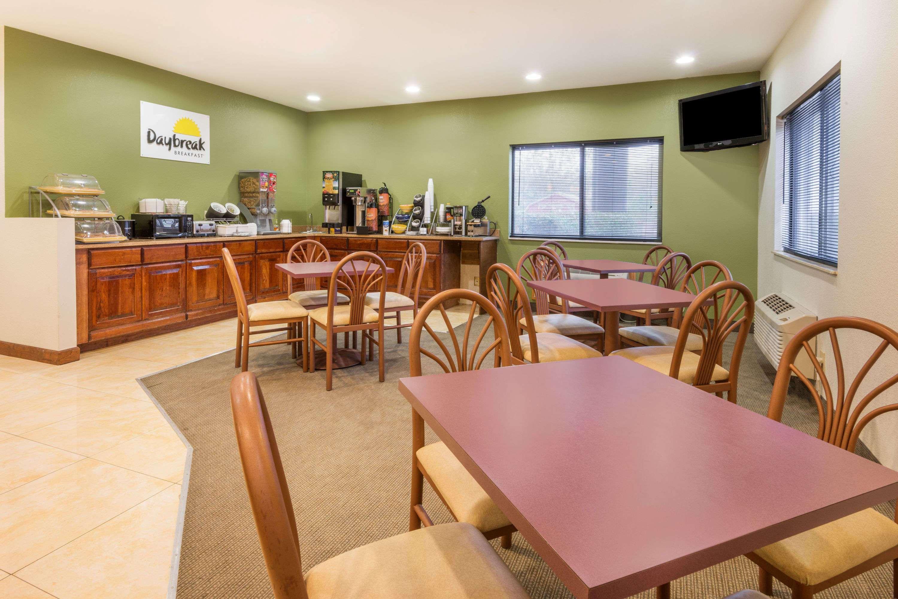 Days Inn By Wyndham Topeka Esterno foto
