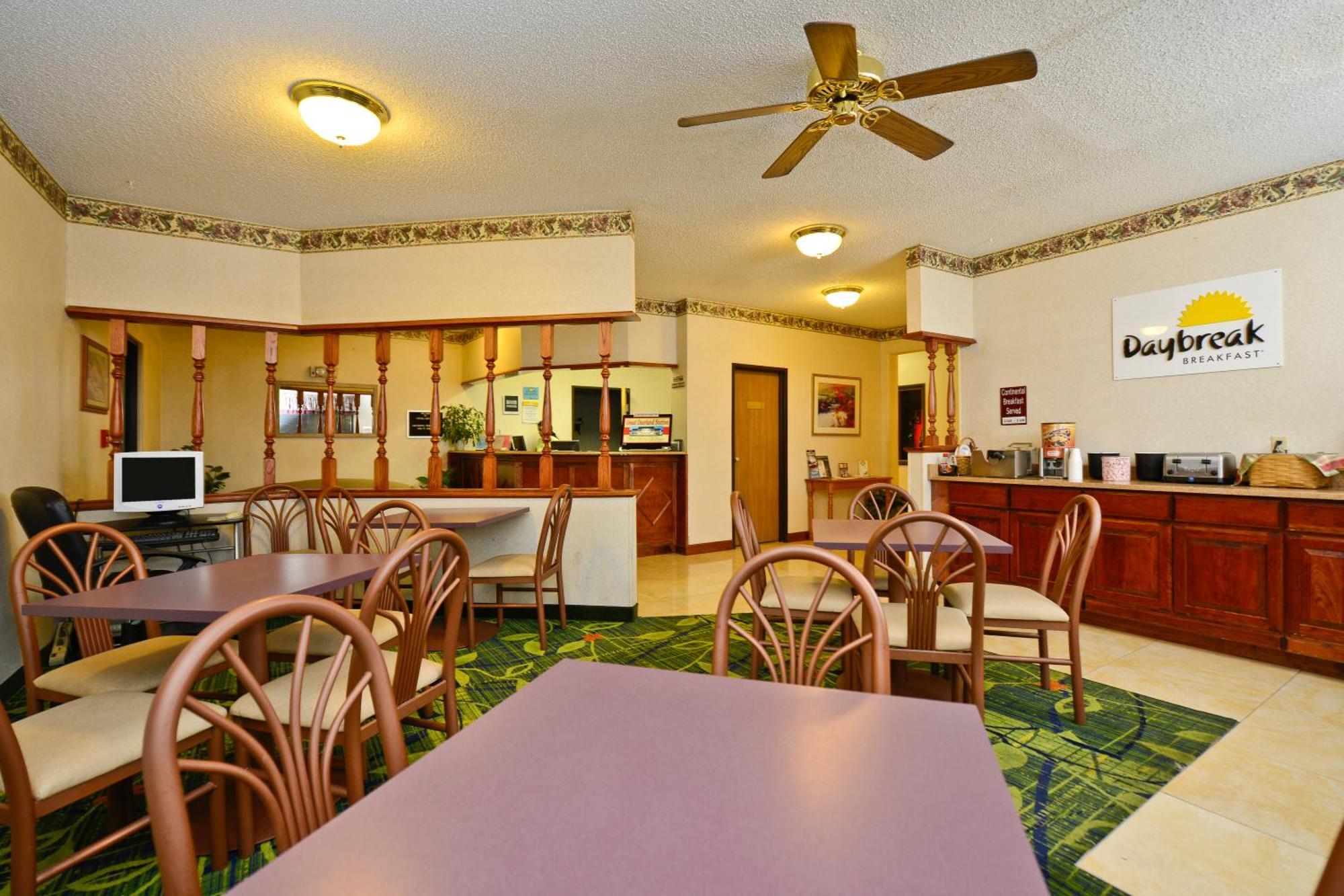 Days Inn By Wyndham Topeka Esterno foto
