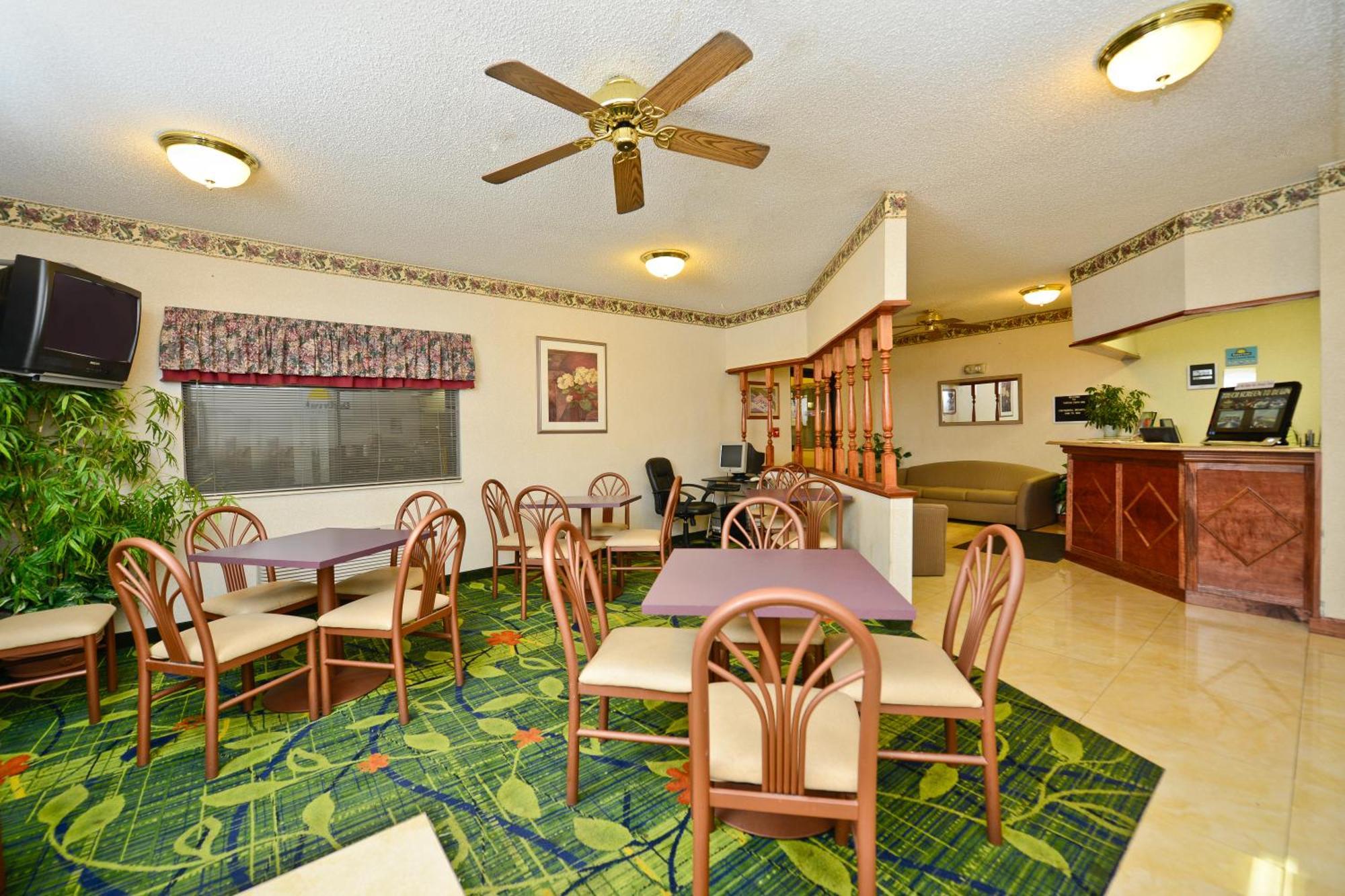 Days Inn By Wyndham Topeka Esterno foto
