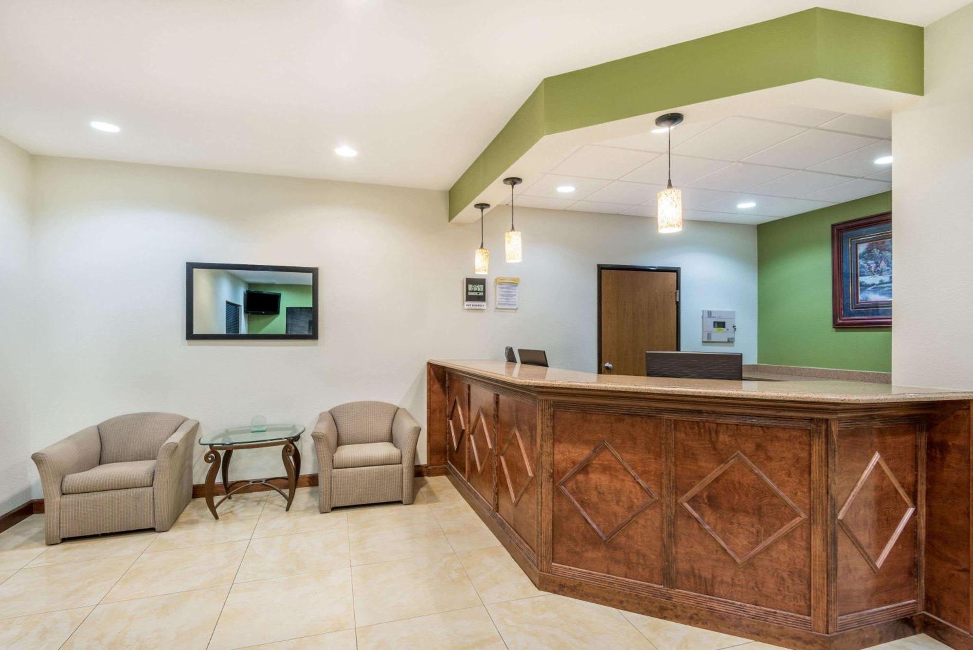 Days Inn By Wyndham Topeka Esterno foto