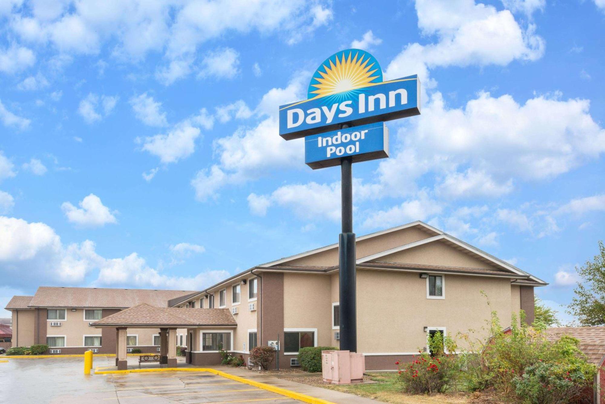 Days Inn By Wyndham Topeka Esterno foto