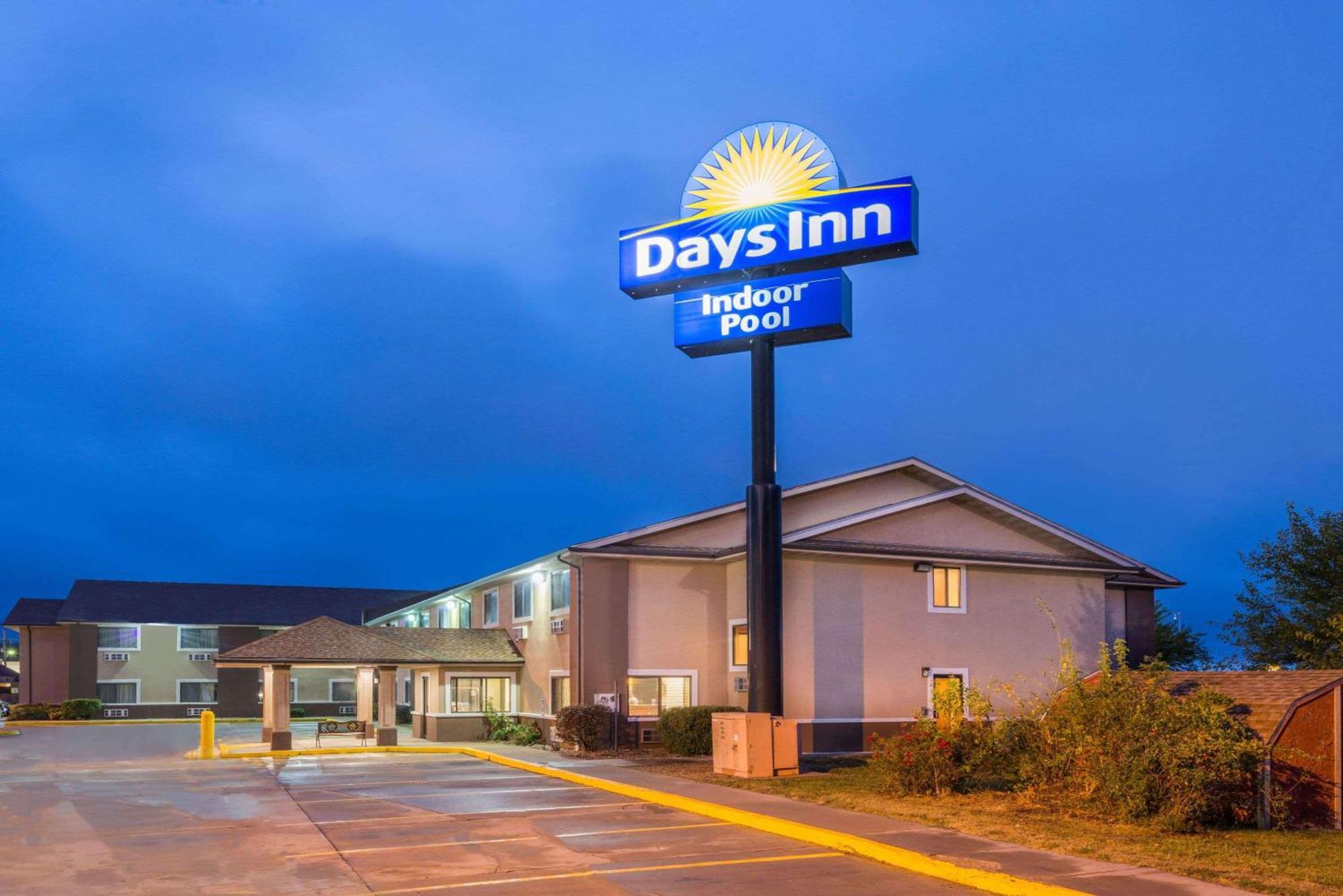 Days Inn By Wyndham Topeka Esterno foto