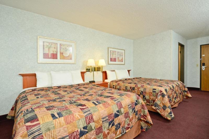 Days Inn By Wyndham Topeka Esterno foto