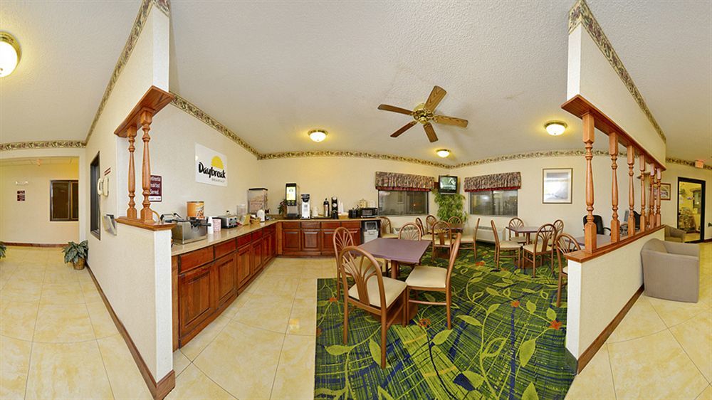 Days Inn By Wyndham Topeka Esterno foto
