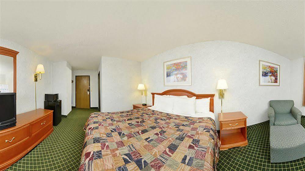 Days Inn By Wyndham Topeka Esterno foto
