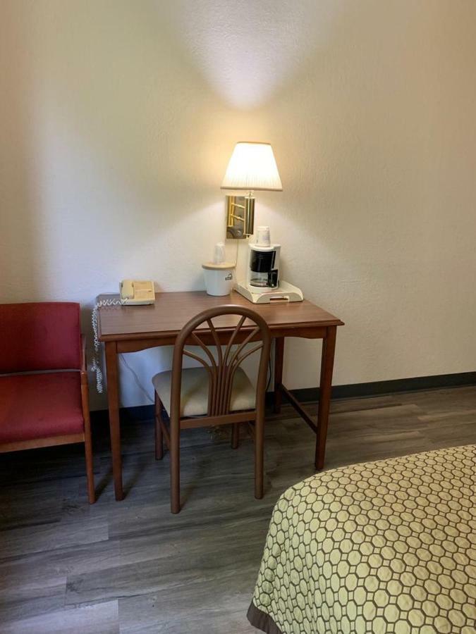 Days Inn By Wyndham Topeka Esterno foto