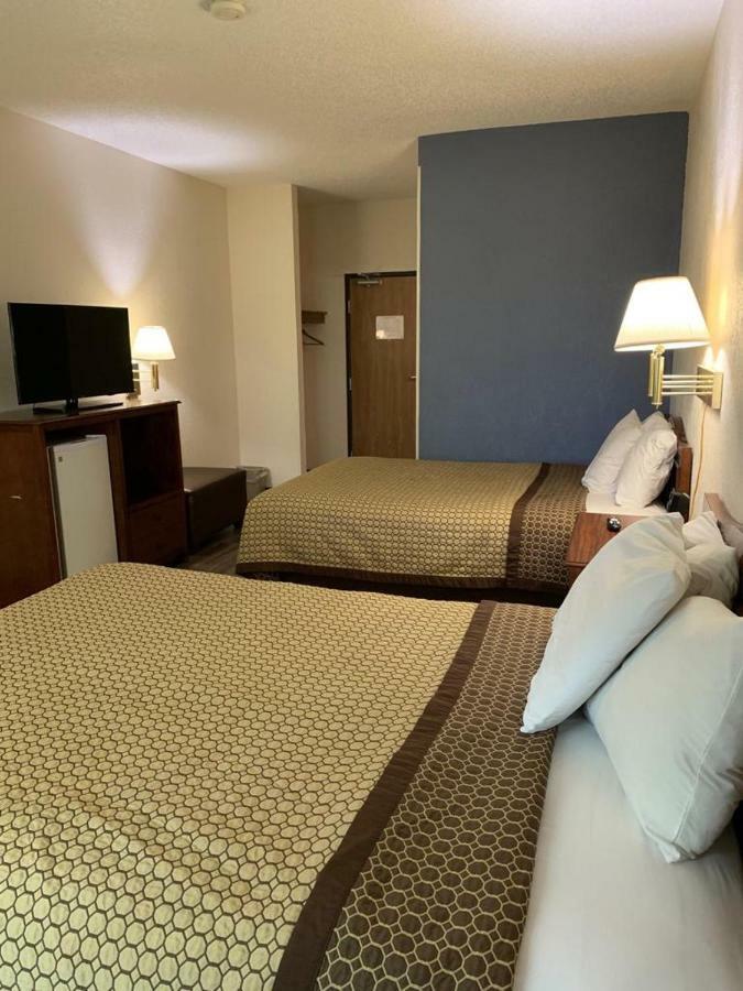 Days Inn By Wyndham Topeka Esterno foto