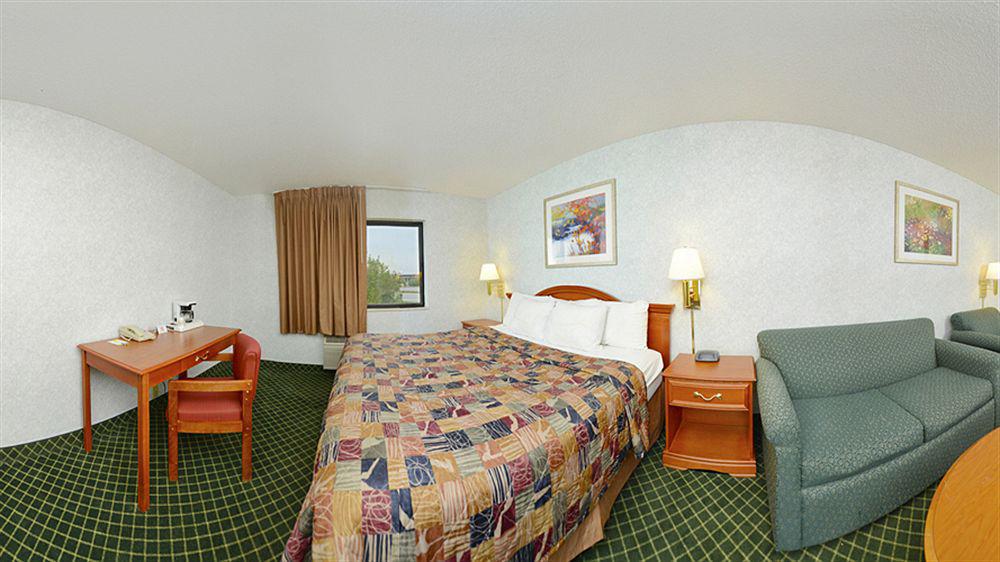 Days Inn By Wyndham Topeka Esterno foto